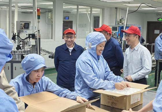 珠海龙狮瓶盖公司领导班子成员督导检查安全生产，看望慰问干部职工